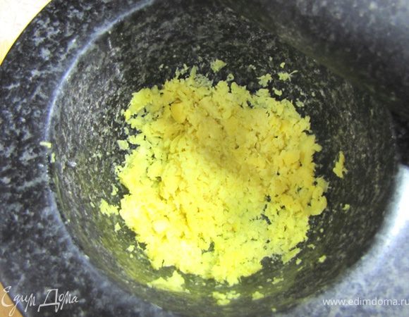 В ступке размельчите имбирь. Не старайтесь это сделать хорошо. Главное, чтобы имбирь хорошо отдал свой вкус и запах.