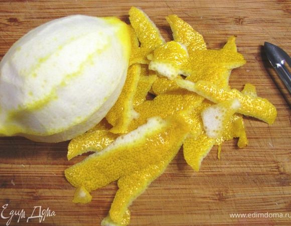 Срежьте с лимона цедру ножом для чистки картофеля.