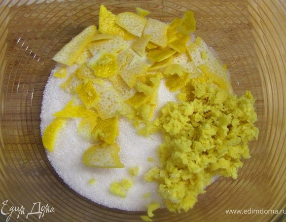 Смешайте сахар, имбирь и цедру лимона.