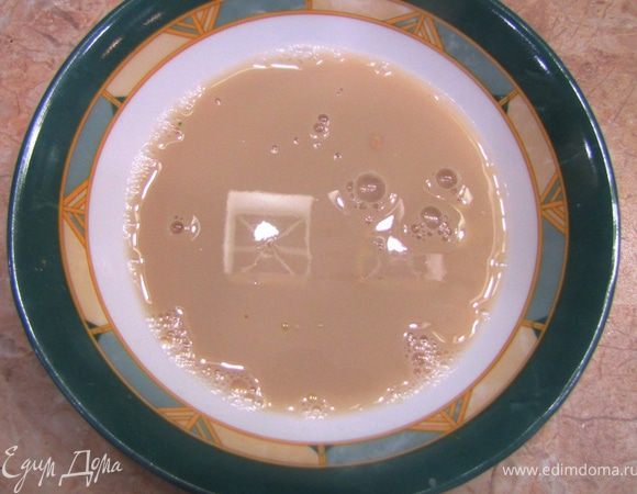 В отдельной посуде в стакане теплой воды разведите дрожжи.