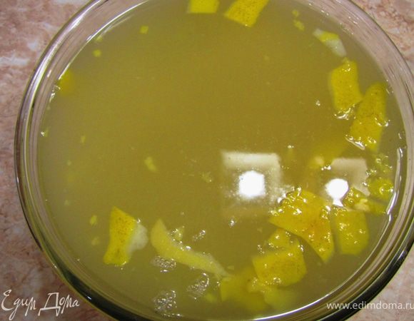 Когда имбирная вода остынет до температуры тела (около 36-37 градусов), добавьте туда воду с дрожжами. Выжмите лимон и вылейте туда же лимонный сок. Остальную часть лимона выбросьте. Белая часть - горькая на вкус.