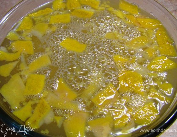 Размешайте. Накройте емкость и оставьте настаиваться от 12 до 24 часов.