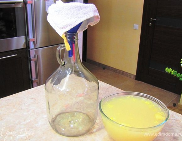 После настаивания процедите настой через муслин, несколько слоев марли или чистое кухонное полотенце.
Разлейте по бутылкам не доводя уровень выше 5 см от горлышка. У меня была большая бутылка от вина Пол Массон - как раз 4 литра. Вот я и вылил в нее все 