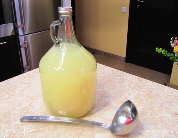 Закройте бутылки пленкой и завяжите бечевкой, либо закройте крышкой. Поставьте бутылки в прохладное темное место на двое суток.
Вкус через двое суток будет богатым и законченным.
Пейте охлажденным или со льдом.