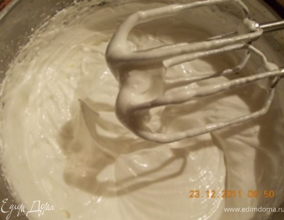 взбиваем белки с сахаром до устойчивых пиков