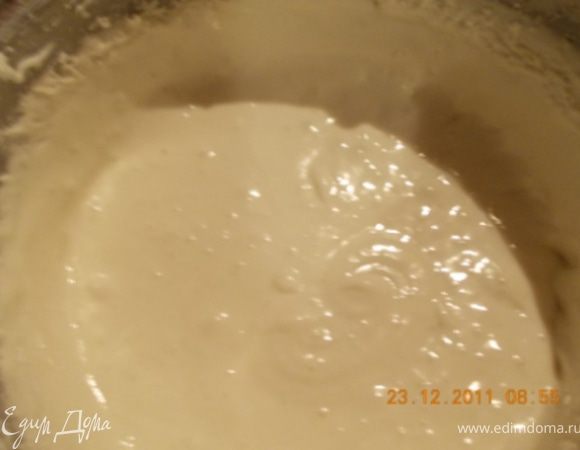 добавляем растопленное масло, муку, ванильный сахар, соль и лимонный сок