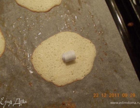 достаём печеньки из духовки, в середину лепёшки кладём, свёрнутую трубочкой, бумажку с пожеланием и складываем пополам, зажимая края. Делать всё надо быстро, потому что очень быстро они подсыхают, чтобы не обжечься я надевала х\б перчатки