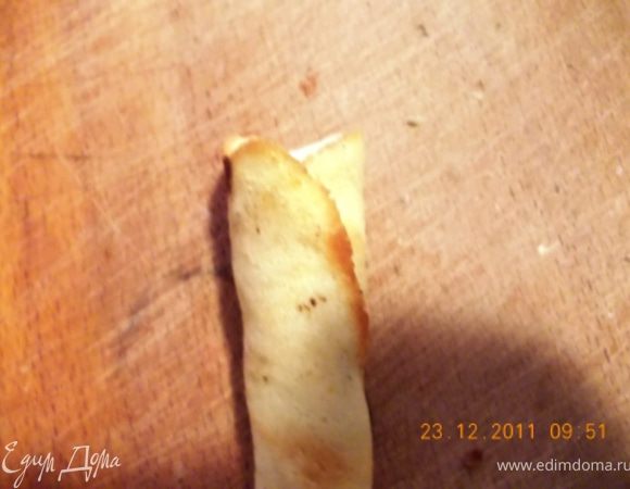 С количеством теста я всё-таки промахнулась, его было слишком много, поэтому те лепёшки, которым нехватило бумажки с пожеланием стали розами:
первый лепесток это основа его скручиваем в трубочку и на него лепим остальные. Лепестков можно налепить сколько угодно, я делала по 3