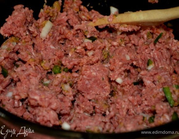 В большой чашке смешать первых 11 компонентов.Затем выложить фарш и все смешать.