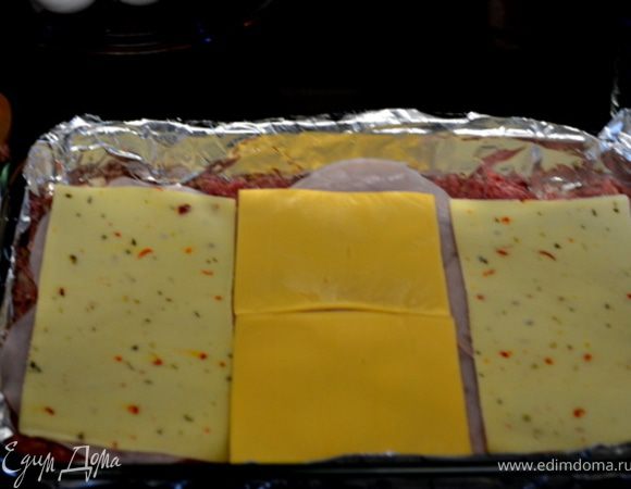 В форму прямоугольную ,если нет на поддон для запекания выложить фольгу,затем фарш,ветчину и сыр.
/я использовала разный сыр/:о)