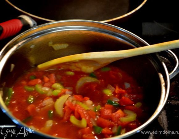 Готовить не прикрывая при тем-ре 180гр.примерно 80-90мин.Готовое блюдо выложить на большую тарелку.
***********************************
В кастрюльке положить олив.масло мелко нарубленный лук,сельдерей, зеленый перец,чеснок и 3-5мин. тушить до мягкого состояния. Добавить помидоры, говяж.бульон, лаврушку,сахар,соль и 
тимьян. Дать прокипеть на медленном огне примерно 30мин.