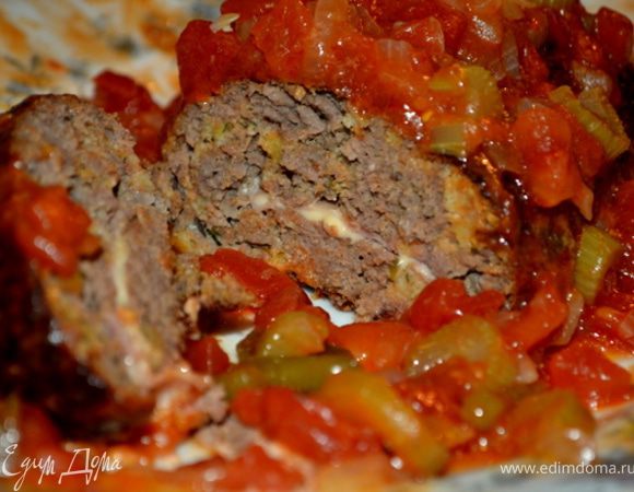 Убрать лаврушку.Крахмал разбавить водой,размешать и выложить в овощи.Дать прокипеть примерно 2 мин.Выложить сверху на готовое блюдо.