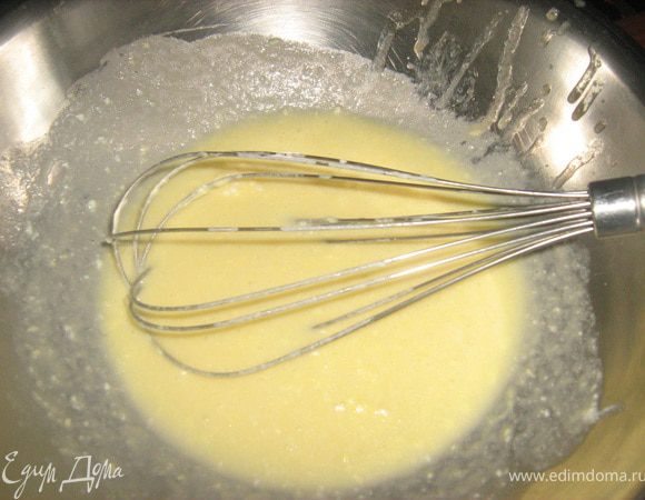 Дрожжи развести в сметане комнатной температуры с добавлением сахара.
Масло растопить. Яйца взбить в пену, добавить масло, дрожжи.