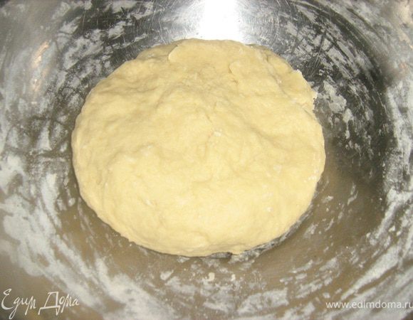 Постепенно вводить муку. Замесить эластичное мягкое тесто, которое можно раскатать. дать тесту подняться20-30 минут.