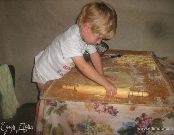 Делим тесто на части. Раскатываем тонкий круг,3-5 мм.