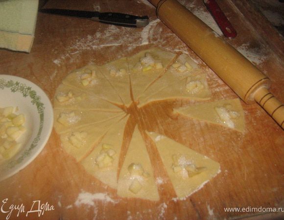 Круг разрезаем на части, их ширина зависит от желаемого размера рогалика.
Выкладываем начинку и сворачиваем.