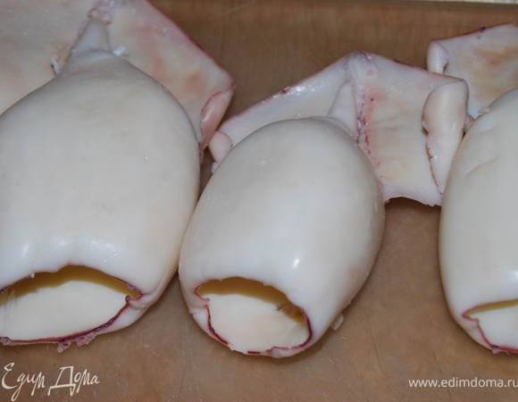 Почистить кальмары и варить в течение 2-3 минут.