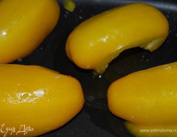 Перец разрезать на 4 части,посолить,сбрызнуть маслом и запекать 15-20 мин.  при 180 градусах.