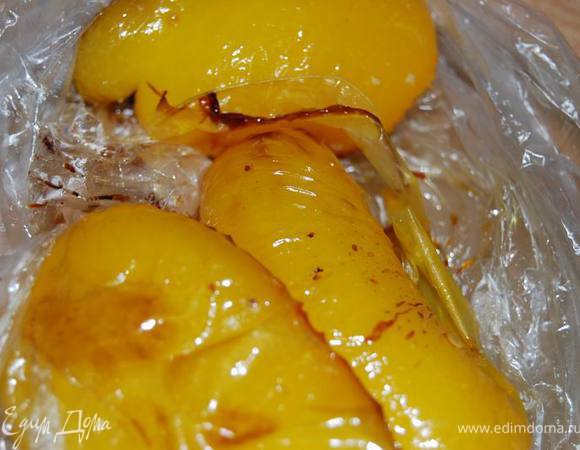 Перец выложить в пакет минут на 10-15,очистить кожицу.