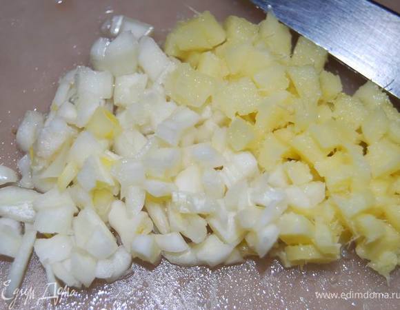 Приготовить маринад для кальмаров- мелко нарезать чеснок и корень имбиря