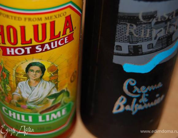 Смешать соусы: бальзамический,соевый и чили-лайм