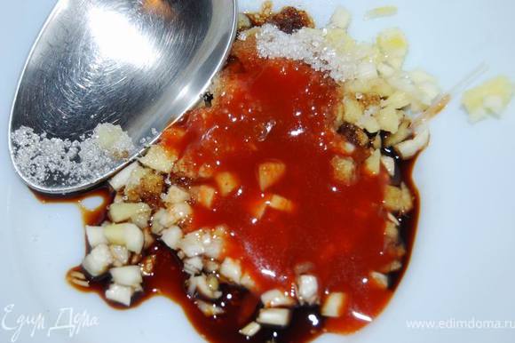 Добавить сахар,соль(совсем немного,потому как соевый достаточно соленый),вяленые томаты,немного черного перца