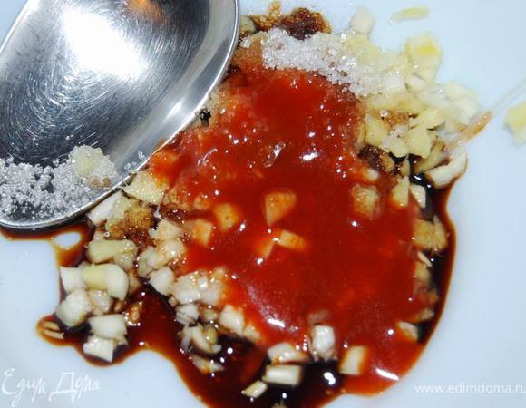 Добавить сахар,соль(совсем немного,потому как соевый достаточно соленый),вяленые томаты,немного черного перца