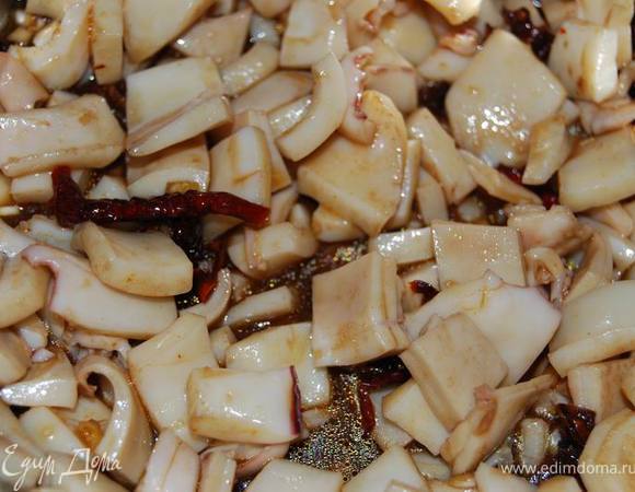 Замариновать кальмары в течение 15-20минут.