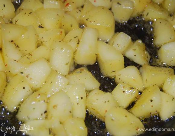 Яблоки очистить от кожуры,нарезать крупным кубиком и обжарить в сливочном масле до средней мягкости,добавив немного прованской соли и сахара.