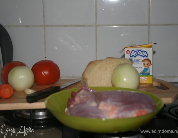 Очистить с хлеба корку, порезать его на кусочки и залить молоком.