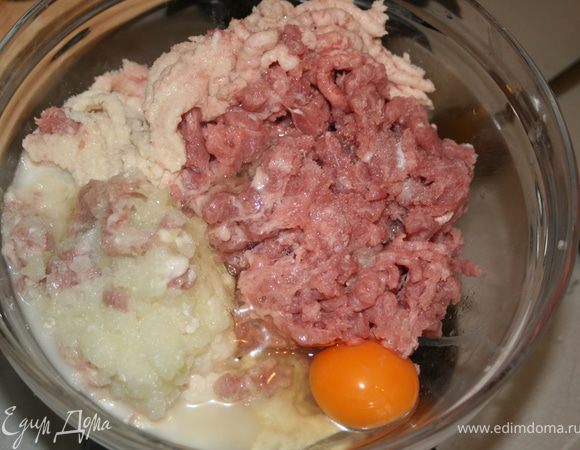 Прокрутить в мясорубке мясо, 1 луковицу, хлеб. Разбить в фарш яйцо. Посолить. Все перемешать.