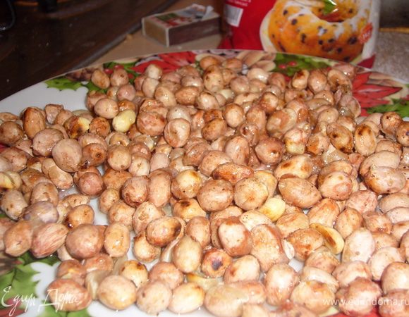 обжарь арахис на сковороде(без масла)Дать им остыть минут 20-25