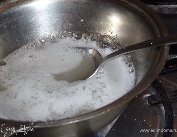 приготовь глазурь, на огне вскипяти воду с сахаром