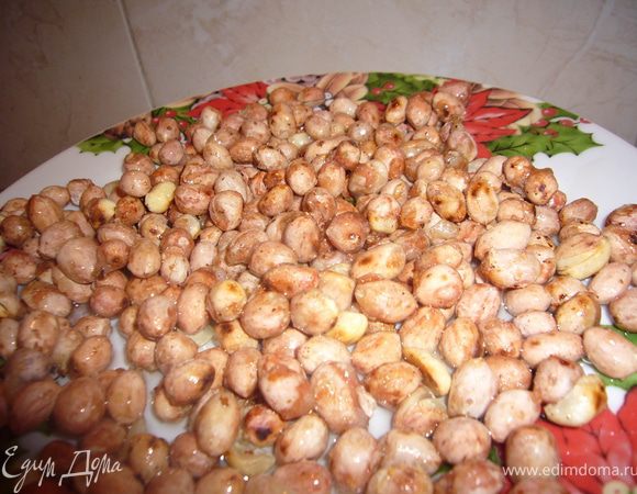 Остывшие орехи,полей тёплой глазурью и перемешай ложкой,чтобы все орешки стали влажными