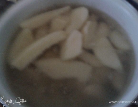 картофель разрезать на 4 части и отварить в подсоленной воде до готовности