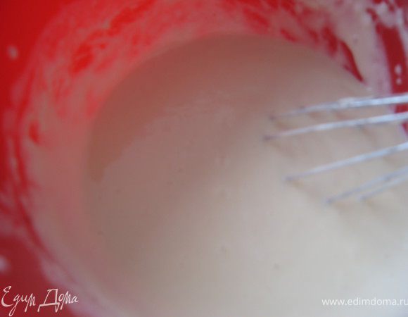 В теплый кефир добавить соду, слегка взбитые яйца. перемешать. в несколько приемов добавить муку. 