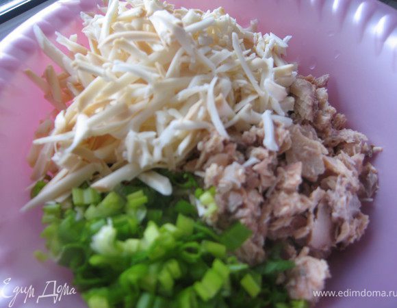 Для начинки: рыбу размять вилкой, сыр натереть на крупной терке. Лук и укроп мелко порезать. Перемешать. 