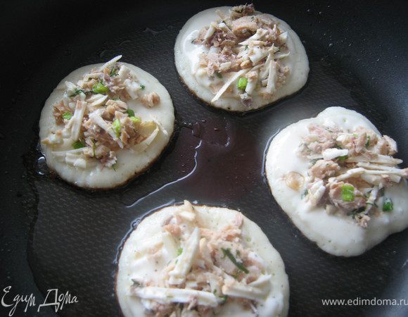 разогреть сковородку с небольшим количеством растительного масла ложкой выкладываем тесто.Оладушки не должны быть маленькими,( примерно d 7см) выкладываем начинку. 