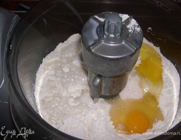 тесто:
500 гр. муки просеять в чашку и тщательно перемешать с 1 пакетиком сухих дрожжей.
Добавить 50 гр. сахара, щепотку соли, 2 яйца, 125 мл тёплого молока, 100 гр. растопленного и остуженного масла. Все компоненты перемешать.Тесто накрыть и поставить в тёплое место.
