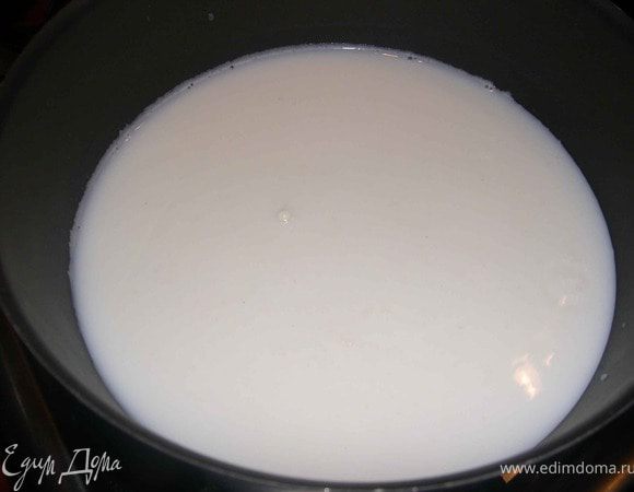 700 мл молока подогреть с 100 гр сахара до полного растворения.