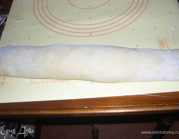 Тесто закатать,начиная с короткой стороны, в рулет.Нарезать на кусочки толщиной примерно 2см
и выложить на застеленный бумагой противень.Ещё раз оставить в тёплом месте,чтобы завитушки ещё раз подошли.