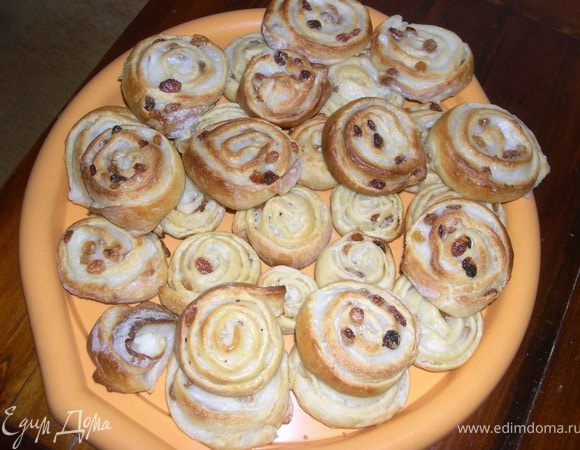 Готовые завитушки сразу смазать горячим молочным сиропом:
100 мл молока закипятить,всыпать сахар 50 гр и проварить минут 10.
Приятного аппетита!