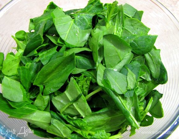 Промойте шпинат в проточной воде минут 10. Обсушите в дуршлаге или на полотенце.
Сорвите листья со стеблей. Мелкие листья бросайте так, крупные разрывайте на несколько частей (если будете резать - края могут почернеть).