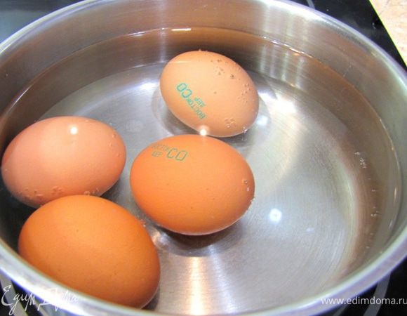 Положите их вариться. После закипания яйца должны вариться 10 минут.