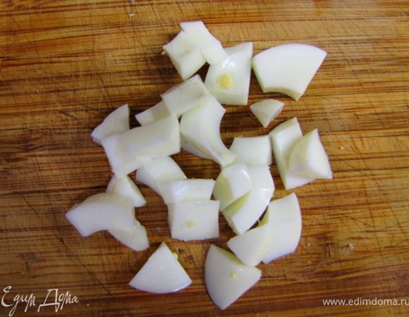 Полжите яйца в холодную воду. Когда яйца остынут - разрежьте яйца пополам. Чтобы легче было их нарезать - вытащите желтки и раскрошите их в шпинат.