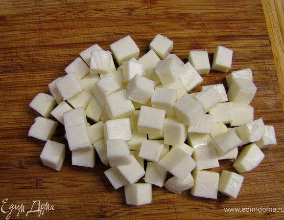 Белки режьте кубиками.
Нарежьте сыр кубиками со стороной 1 сантиметр.