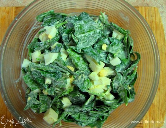 Все соединте. Полейте соком лимона.
Положите сметану и размешайте. Посолите и поперчите по вкусу.
Дайте постоять с полчаса.