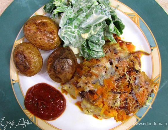 Важно!
Если листья шпината старые (большие и грубые) можете их бланшировать.
Для этого бросьте на несколько секунд листья в кипящую воду и потом сразу в ледяную (с кусочками льда). Так шпинат сохранит свой цвет и станет мягким. При этом не бойтесь, если шпинат совсем "пожух" из-за бланширования. Вкусовые характеристики при этом не пострадали, а для некоторых такой вариант даже предпочтительнее.
Сыр не должен быть слишком соленым. Если сыр очень соленый - купите сыворотку и подержите сыр в ней пару дней в холодильнике.
Подавайте салат отдельно или в составе сложных блюд.