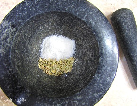 Возьмите молодой картофель. У нас в конце весны иногда продают очень мелкую картошку по смешной цене. Я ее беру и из нее получается лучшая запеченная картошка.
Если клубни среднего размера - разрежьте их на четыре или восемь частей.
Тщательно промойте картофель. Срежьте все отростки и вмятины.
В ступке семена фенхеля и крупную соль перемелите.