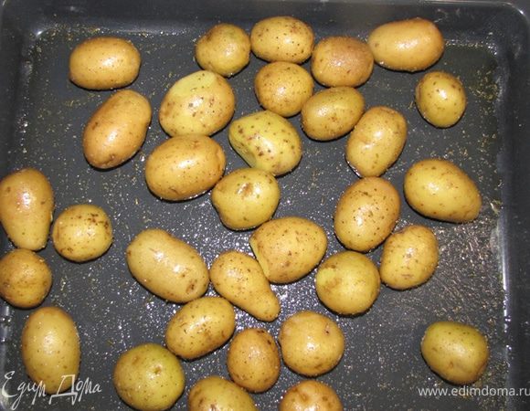 Посыпьте смесью фенхеля и соли.
Хорошенько перемешайте картофель, чтобы каждый клубень со всех сторон был пропитан маслом, солью и фенхелем. Поставьте противень с картофелем в предварительно разогретую до 180 градусов духовку.
Выпекайте картофель около часа или часа и двадцати минут.
Каждые пятнадцать минут трясите противень, чтобы клубни катались на нем и смазывались маслом с солью.
Достаньте картофель и переложите в сервировочное блюдо или сразу на тарелки.